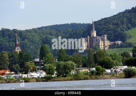 Blick von Bad Breisig über den Rhein in Bad Hönningen und Schloss Arenfels, Rheinland-Pfalz, Deutschland Stockfoto