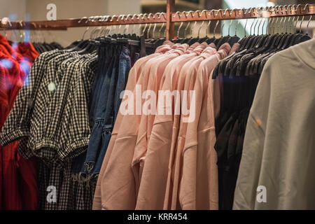 Fantastische Kleidung in Frauen Fashion Boutique in London. Stockfoto