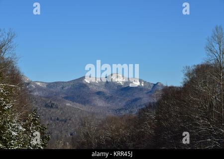 Ein Blick auf die schneebedeckten Berge in der Nähe der indischen See in den Adirondack Mountains, NY, USA im frühen Winter mit Schnee. Stockfoto