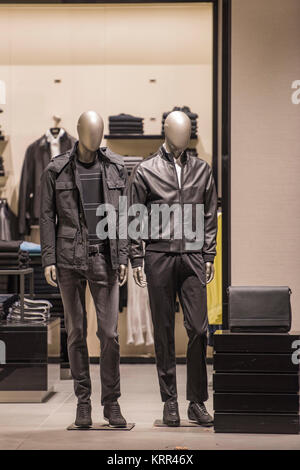 Männer Bekleidung für Puppen in einem Store in London. Stockfoto