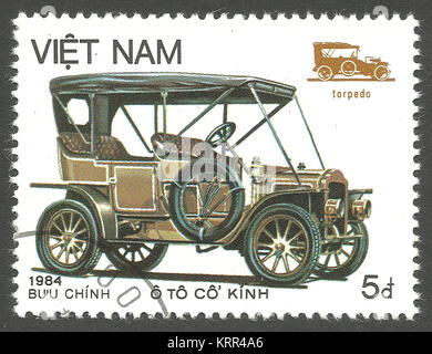 Vietnam - ca. 1984: Briefmarke von Vietnam gedruckt, denkwürdige Colour Edition Transportmittel, zeigt Retro Automobil Stockfoto