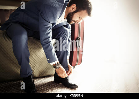 Porträt junger stattlicher Mann mit eleganten Anzug Stockfoto