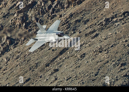 Lockheed Martin F-35 Lightning II Joint Strike Fighter (Stealth Fighter), Fliegen auf niedrigem Niveau über der Mojave-Wüste in Kalifornien, USA. Stockfoto