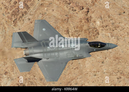 Eine Lockheed Martin F-35 Lightning II (Joint Strike Fighter Stealth Fighter), Fliegen auf niedrigem Niveau über der kalifornischen Wüste. USA. Stockfoto