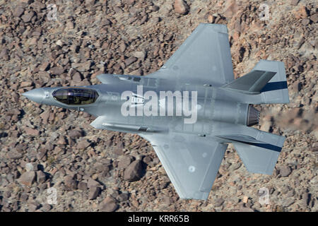 Lockheed Martin F-35 Lightning II Joint Strike Fighter (Stealth Fighter), Flying Low über der Mojave-Wüste, Kalifornien, USA. Stockfoto