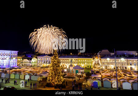 HELSINKI, Finnland - 06. Dezember 2017: Tag der Unabhängigkeit Feuerwerk über dem Weihnachtsmarkt in Helsinki, Finnland am 06 Dezember, 2017 Stockfoto