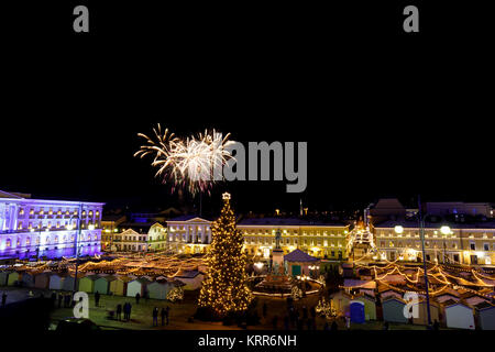 HELSINKI, Finnland - 06. Dezember 2017: Tag der Unabhängigkeit Feuerwerk über dem Weihnachtsmarkt in Helsinki, Finnland am 06 Dezember, 2017 Stockfoto