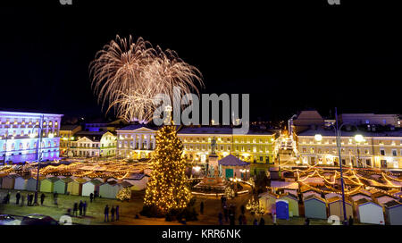 HELSINKI, Finnland - 06. Dezember 2017: Tag der Unabhängigkeit Feuerwerk über dem Weihnachtsmarkt in Helsinki, Finnland am 06 Dezember, 2017 Stockfoto