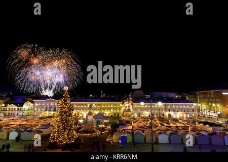 HELSINKI, Finnland - 06. Dezember 2017: Tag der Unabhängigkeit Feuerwerk über dem Weihnachtsmarkt in Helsinki, Finnland am 06 Dezember, 2017 Stockfoto