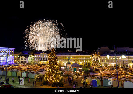 HELSINKI, Finnland - 06. Dezember 2017: Tag der Unabhängigkeit Feuerwerk über dem Weihnachtsmarkt in Helsinki, Finnland am 06 Dezember, 2017 Stockfoto