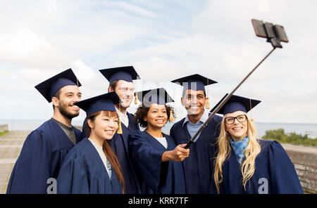 Gruppe der glücklichen Studenten oder Absolventen von selfie Stockfoto