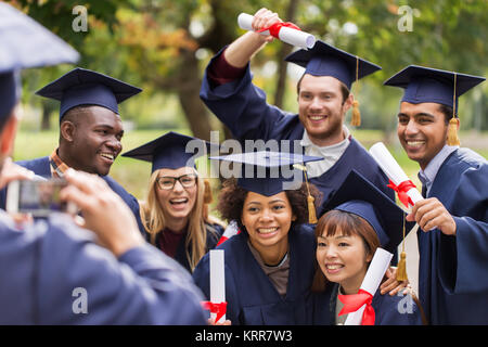 Studenten oder Absolventen mit den Diplomen, Bild Stockfoto