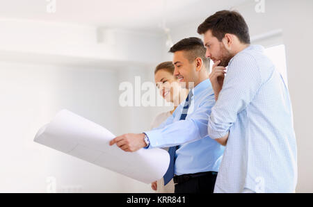 Immobilienmakler, die Blaupause der neuen Heimat zu koppeln. Stockfoto