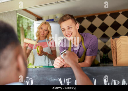 Verkäufer, Kunde Kreditkarte an den Stapler Stockfoto