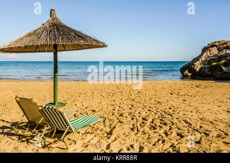 Golden Sand, Liegestühle und Sonnenschirm am Strand der Insel Zakynthos Griechenland Stockfoto