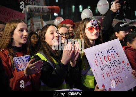 Menschen versammeln sich in einer Zeit der Armut Protest gegenüber der Downing Street in Whitehall, geführt von Zeiten, eine Gruppe, die gefragt ist kostenlos Sanitär Produkte für alle Mädchen auf Kostenlose Schulmahlzeiten. Der Protest mit Reden von unter anderem. Stockfoto