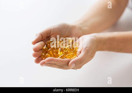 Hände halten Lebertran Kapseln Stockfoto