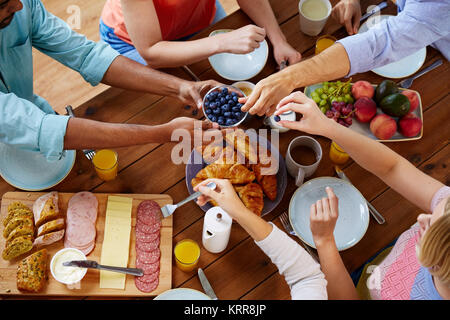 Gruppe von Personen mit Frühstück in der Tabelle Stockfoto
