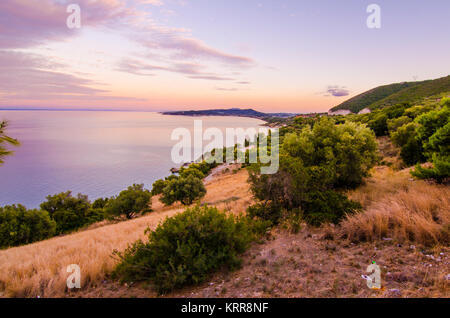 Blick von oben auf einem Berg auf der Insel Zakynthos bei Sonnenuntergang über dem Ionischen Meer Stockfoto