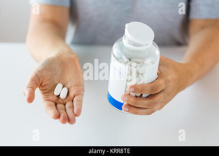 Nahaufnahme der Hand Medizin Pillen und Jar Stockfoto