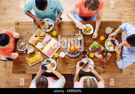 Gruppe von Personen mit Frühstück in der Tabelle Stockfoto