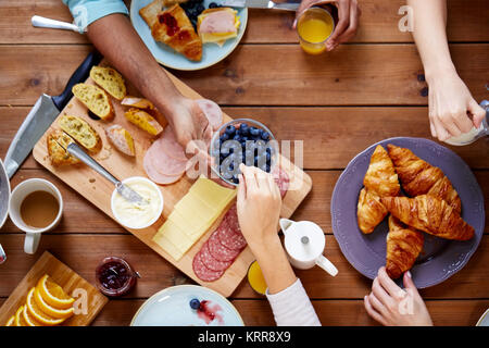 Personen mit Frühstück in der Tabelle mit Nahrungsmitteln Stockfoto