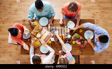 Gruppe von Personen mit Frühstück in der Tabelle Stockfoto