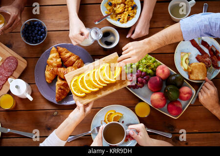 Gruppe von Personen mit Frühstück in der Tabelle Stockfoto