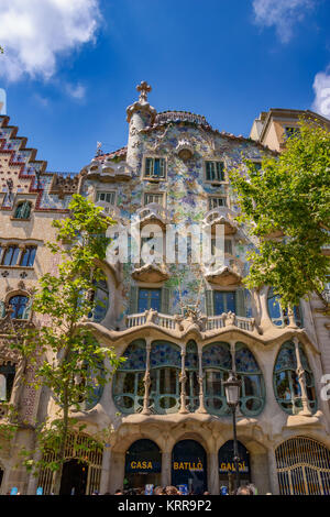 Casa Batlo Haus. Es ist ein berühmtes Gebäude im Zentrum von Barcelona, Spanien und ist eins von Antoni Gaudis Meisterwerke in 1877 gebaut Stockfoto