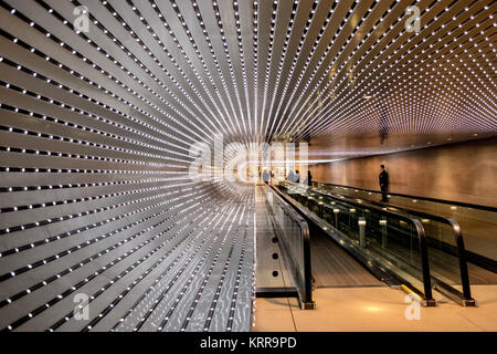 WASHINGTON DC, Vereinigte Staaten — 'Multiverse' (2008) von Leo Villareal, eine immersive Lichtskulptur-Installation mit 41.000 computerprogrammierten LEDs, beleuchtet den 200 Meter langen Concourse Walkway, der die Ost- und Westgebäude der National Gallery of Art verbindet Dieses dynamische Bildmaterial erzeugt ständig wechselnde Lichtmuster und verbindet programmierte Sequenzen mit Elementen des Zufalls. Stockfoto