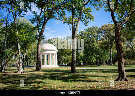 WASHINGTON DC, USA – das restaurierte District of Columbia war Memorial erstrahlt nach seiner umfassenden Renovierung im Jahr 2010-2011 im Sonnenlicht. Das Vermont Marmor Monument, das Einwohner von DC ehrt, die im Ersten Weltkrieg dienten, wurde umfangreich restauriert, finanziert durch den American Recovery and Reinvestment Act. Das Projekt umfasste die Reinigung und Reparatur der Marmorflächen der Gedenkstätte und die Verbesserung der umgebenden Landschaft. Stockfoto