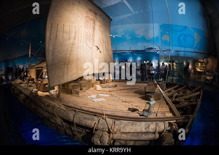 Kon-Tiki Raft Kon-Tiki Museum Oslo Norwegen // OSLO, Norwegen — das ursprüngliche Kon-Tiki-Raft steht im Kon-Tiki Museum in Oslo, das Artefakte von Thor Heyerdahls berühmter Expedition aus dem Jahr 1947 beherbergt. Heyerdahl und seine Crew segelten dieses Balsa-Holzschiff 4.300 Seemeilen über den Pazifik von Peru nach Polynesien in 101 Tagen, um zu demonstrieren, wie die alten Völker solche Reisen gemacht haben könnten. Das Museum zeigt auch das Schilfboot Ra II, mit dem Heyerdahl 1970 den Atlantik von Marokko nach Barbados überquerte. Das 1950 gegründete Museum bewahrt H Stockfoto