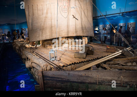 Kon-Tiki Raft Kon-Tiki Museum Oslo // OSLO, Norwegen — das originale Kon-Tiki-Raft steht im Kon-Tiki Museum in Oslo, das Artefakte von Thor Heyerdahls berühmter Expedition aus dem Jahr 1947 beherbergt. Heyerdahl und seine Crew segelten dieses Balsa-Holzschiff 4.300 Seemeilen über den Pazifik von Peru nach Polynesien in 101 Tagen, um zu demonstrieren, wie die alten Völker solche Reisen gemacht haben könnten. Das Museum zeigt auch das Schilfboot Ra II, mit dem Heyerdahl 1970 den Atlantik von Marokko nach Barbados überquerte. Das 1950 gegründete Museum bewahrt Heyerdah Stockfoto