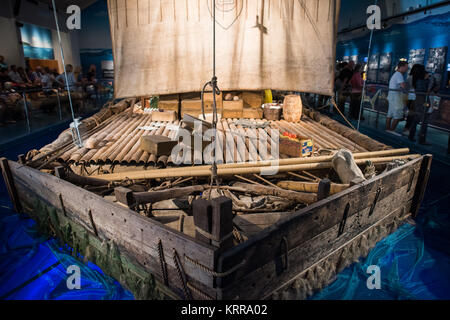 Kon-Tiki Raft Kon-Tiki Museum Oslo Norwegen // OSLO, Norwegen — das ursprüngliche Kon-Tiki-Raft steht im Kon-Tiki Museum in Oslo, das Artefakte von Thor Heyerdahls berühmter Expedition aus dem Jahr 1947 beherbergt. Heyerdahl und seine Crew segelten dieses Balsa-Holzschiff 4.300 Seemeilen über den Pazifik von Peru nach Polynesien in 101 Tagen, um zu demonstrieren, wie die alten Völker solche Reisen gemacht haben könnten. Das Museum zeigt auch das Schilfboot Ra II, mit dem Heyerdahl 1970 den Atlantik von Marokko nach Barbados überquerte. Das 1950 gegründete Museum bewahrt H Stockfoto