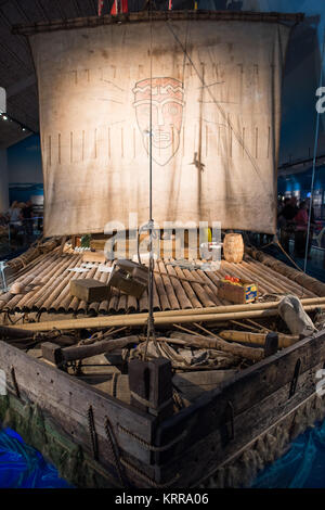 Kon-Tiki Raft Kon-Tiki Museum Oslo Norwegen // OSLO, Norwegen — das ursprüngliche Kon-Tiki-Raft steht im Kon-Tiki Museum in Oslo, das Artefakte von Thor Heyerdahls berühmter Expedition aus dem Jahr 1947 beherbergt. Heyerdahl und seine Crew segelten dieses Balsa-Holzschiff 4.300 Seemeilen über den Pazifik von Peru nach Polynesien in 101 Tagen, um zu demonstrieren, wie die alten Völker solche Reisen gemacht haben könnten. Das Museum zeigt auch das Schilfboot Ra II, mit dem Heyerdahl 1970 den Atlantik von Marokko nach Barbados überquerte. Das 1950 gegründete Museum bewahrt H Stockfoto