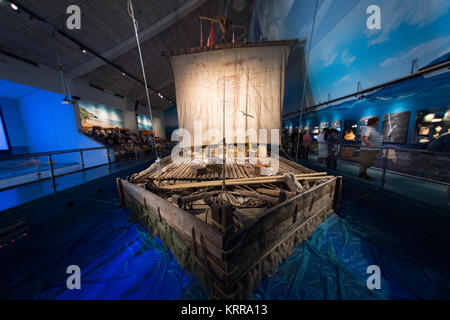 Kon-Tiki Raft Kon-Tiki Museum Oslo Norwegen // OSLO, Norwegen — das ursprüngliche Kon-Tiki-Raft steht im Kon-Tiki Museum in Oslo, das Artefakte von Thor Heyerdahls berühmter Expedition aus dem Jahr 1947 beherbergt. Heyerdahl und seine Crew segelten dieses Balsa-Holzschiff 4.300 Seemeilen über den Pazifik von Peru nach Polynesien in 101 Tagen, um zu demonstrieren, wie die alten Völker solche Reisen gemacht haben könnten. Das Museum zeigt auch das Schilfboot Ra II, mit dem Heyerdahl 1970 den Atlantik von Marokko nach Barbados überquerte. Das 1950 gegründete Museum bewahrt H Stockfoto