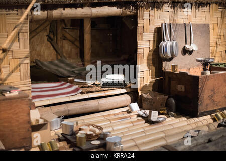Kon-Tiki Raft Living Space Kon-Tiki Museum Oslo Norwegen // OSLO, Norwegen — der Living Space auf dem Kon-Tiki Floß wird im Kon-Tiki Museum in Oslo ausgestellt und zeigt die exponierten Bedingungen, die Thor Heyerdahl und seine fünfköpfige Crew während ihrer berühmten Expedition 1947 ertragen mussten. Dieses Balsaholzfloß transportierte den norwegischen Entdecker und sein Team 4.300 Meilen über den Pazifik von Peru nach Polynesien in 101 Tagen. Die Reise wurde unternommen, um zu demonstrieren, dass die alten Südamerikaner Polynesien mit präkolumbischer Seefahrertechnologie hätten besiedeln können. Das Museum beherbergt die ursprüngliche Kon-Tiki Vesse Stockfoto