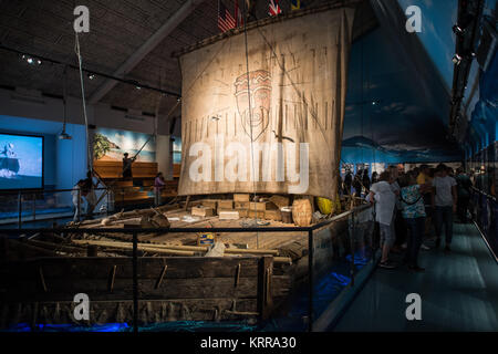 Kon-Tiki Raft Kon-Tiki Museum Oslo Norwegen // OSLO, Norwegen — das ursprüngliche Kon-Tiki-Raft steht im Kon-Tiki Museum in Oslo, das Artefakte von Thor Heyerdahls berühmter Expedition aus dem Jahr 1947 beherbergt. Heyerdahl und seine Crew segelten dieses Balsa-Holzschiff 4.300 Seemeilen über den Pazifik von Peru nach Polynesien in 101 Tagen, um zu demonstrieren, wie die alten Völker solche Reisen gemacht haben könnten. Das Museum zeigt auch das Schilfboot Ra II, mit dem Heyerdahl 1970 den Atlantik von Marokko nach Barbados überquerte. Das 1950 gegründete Museum bewahrt H Stockfoto