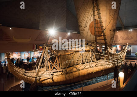 RA II Papyrus Boat Kon-Tiki Museum Oslo Norwegen // OSLO, Norwegen — das von Thor Heyerdahl für seine transatlantische Expedition 1970 gebaute Papyrus-Boot Ra II wird im Kon-Tiki Museum in Oslo ausgestellt. Dieses Schiff segelte erfolgreich von Marokko nach Barbados, was bewies, dass die alten Ägypter den Atlantik mit Schilfbooten überquert haben konnten. Die Ra II folgte Heyerdahls erstem Versuch mit Ra I, der begann, sich zu stauben und nach mehr als 4.000 Kilometern zurückgelegt wurde. Das Museum beherbergt Artefakte von Heyerdahls verschiedenen Expeditionen, darunter das berühmte Kon-Tiki-Floß, das in seinem Pacifi 1947 verwendet wurde Stockfoto