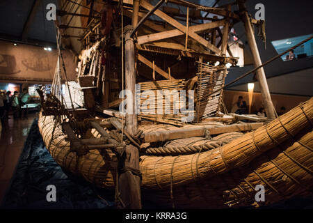 RA II Papyrus Boat Kon-Tiki Museum Oslo Norwegen // OSLO, Norwegen — das von Thor Heyerdahl für seine transatlantische Expedition 1970 gebaute Papyrus-Boot Ra II wird im Kon-Tiki Museum in Oslo ausgestellt. Dieses Schiff segelte erfolgreich von Marokko nach Barbados, was bewies, dass die alten Ägypter den Atlantik mit Schilfbooten überquert haben konnten. Die Ra II folgte Heyerdahls erstem Versuch mit Ra I, der begann, sich zu stauben und nach mehr als 4.000 Kilometern zurückgelegt wurde. Das Museum beherbergt Artefakte von Heyerdahls verschiedenen Expeditionen, darunter das berühmte Kon-Tiki-Floß, das in seinem Pacifi 1947 verwendet wurde Stockfoto