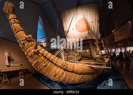 RA II Papyrus Boat Kon-Tiki Museum Oslo Norwegen // OSLO, Norwegen — das von Thor Heyerdahl für seine transatlantische Expedition 1970 gebaute Papyrus-Boot Ra II wird im Kon-Tiki Museum in Oslo ausgestellt. Dieses Schiff segelte erfolgreich von Marokko nach Barbados, was bewies, dass die alten Ägypter den Atlantik mit Schilfbooten überquert haben konnten. Die Ra II folgte Heyerdahls erstem Versuch mit Ra I, der begann, sich zu stauben und nach mehr als 4.000 Kilometern zurückgelegt wurde. Das Museum beherbergt Artefakte von Heyerdahls verschiedenen Expeditionen, darunter das berühmte Kon-Tiki-Floß, das in seinem Pacifi 1947 verwendet wurde Stockfoto
