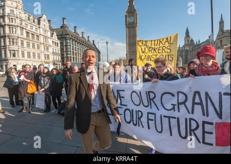 Clive Lewis MP, Schattenminister, Energie und Klimawandel kommt an NCAFC "Zuschüsse nicht Schuld" Protest im Parlament Platz gegen Abschaffung der Student Wartung zu sprechen. Stockfoto