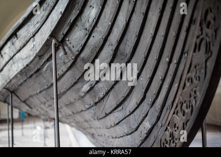 OSLO, Norwegen - Das osebergschiff ist ein außergewöhnlich gut erhaltenen Wikingerschiff, das ist eines der Highlights auf der Viking Ship Museum in Oslo. Es ist nach der Farm, auf der Sie im Jahre 1903 gefunden wurde, benannt. Es wird geglaubt, daß in Norwegen gebaut wurde um 820 AD und hatte im regelmäßigen Einsatz für eine Reihe von Jahren, bevor als schwere Schiff für zwei prominente Frauen in 834 AD verwendet wird. Ihre Körper wurden in der Mitte des Schiffes gelegt, zusammen mit einem reichen Sortiment von Ehrungen. Es ist aus Eiche gebaut und Maßnahmen 22 m lang und 5 m breit. Es könnte gerudert oder gesegelt werden. Von Oslo Wikingerschiff Museu Stockfoto