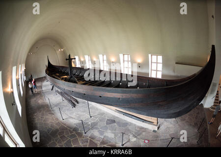 OSLO, Norwegen - Die gokstad Schiffes ist die größte der Wikingerschiffe, die auf der Viking Ship Museum in Oslo, Norwegen. Es ist nach dem Bauernhof, auf dem es im Jahr 1880 gefunden wurde, benannt. Das Schiff wurde im AD890 gebaut und in regelmäßigen Service für über ein Jahrzehnt vor wie eine Beerdigung, Schiff für eine lokale Häuptling verwendet. Als traditionelle war, wurde er mit einer reichen Auswahl an Grab Geschenke begraben, aber viele waren in der Wikingerzeit geplündert. Das Schiff ist aus Eiche gebaut und misst 24 Meter lang und 5 Meter breit. Von Oslo Viking Ship Museum beherbergt drei ursprünglichen Wikingerschiffe in verschiedenen Ebenen der Konservierung Stockfoto