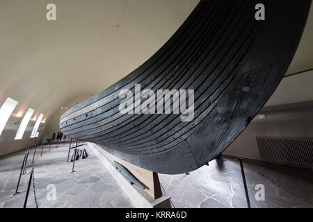 OSLO, Norwegen - Die gokstad Schiffes ist die größte der Wikingerschiffe, die auf der Viking Ship Museum in Oslo, Norwegen. Es ist nach dem Bauernhof, auf dem es im Jahr 1880 gefunden wurde, benannt. Das Schiff wurde im AD890 gebaut und in regelmäßigen Service für über ein Jahrzehnt vor wie eine Beerdigung, Schiff für eine lokale Häuptling verwendet. Als traditionelle war, wurde er mit einer reichen Auswahl an Grab Geschenke begraben, aber viele waren in der Wikingerzeit geplündert. Das Schiff ist aus Eiche gebaut und misst 24 Meter lang und 5 Meter breit. Von Oslo Viking Ship Museum beherbergt drei ursprünglichen Wikingerschiffe in verschiedenen Ebenen der Konservierung Stockfoto