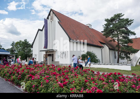 OSLO, Norwegen - Oslo's Viking Ship Museum beherbergt drei ursprünglichen Wikingerschiffe in verschiedenen Ebenen der Erhaltung sowie einige damit verbundene Artefakte aus der Wikingerzeit. Ihre berühmteste Sehenswürdigkeit ist die Osebgerg Schiff, eine außerordentlich gut erhaltene Beerdigung Schiff zurück zum 9. Jahrhundert zurückgeht. Stockfoto