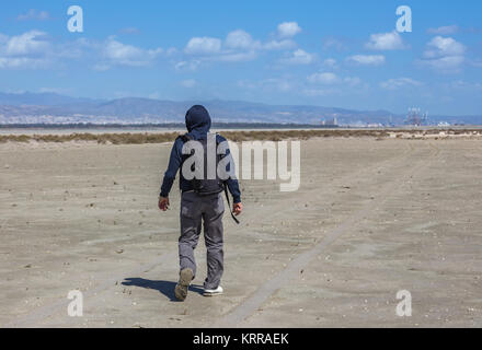Single Mann auf trockenen Salzsee in Limassol, Zypern. Allein und zu Fuß in der Wüste überlebt. Stockfoto