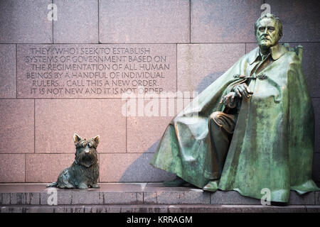 WASHINGTON DC, USA – die Bronzestatue des Präsidenten Franklin Delano Roosevelt befindet sich im FDR Memorial und zeigt ihn in einem cape mit seinem geliebten schottischen Terrier Fala zu seinen Füßen. Dieser Abschnitt befindet sich entlang der Westküste des Tidal Basin und ist Teil des größeren, von Lawrence Halprin entworfenen und 1997 eingeweihten Denkmalkomplexes. Die Statue, die von dem Bildhauer Neil Estern geschaffen wurde, spiegelt Roosevelt wider, während er während seiner Präsidentschaft erschien und die erste Darstellung eines amerikanischen Präsidenten im Rollstuhl darstellt. Stockfoto