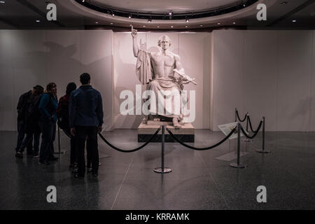 WASHINGTON, D.C., Vereinigte Staaten – Eine Statue von George Washington des amerikanischen Bildhauers Horatio Greenough, die als auftrag auf der Rotunde des Kapitols stand. Sie ist heute im Smithsonian's National Museum of American History in Washington DC ausgestellt. Stockfoto