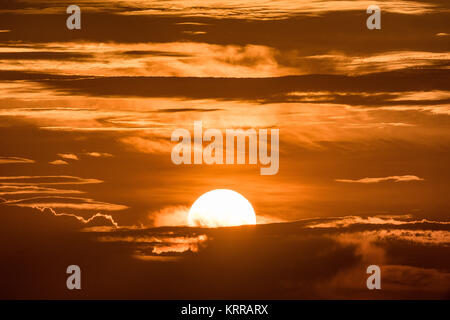 Sonnenuntergang über dem Atlantik Sullivan's Island South Carolina // SULLIVAN's ISLAND, South Carolina – die Sonne geht über dem Atlantik auf Sullivan's Island unter und wirft goldenes Licht über den Horizont. Sullivan's Island liegt etwa 10 km östlich von Charleston und ist eine Barriereinsel, die für ihre unberührten Strände und ihre historische Bedeutung bekannt ist. Die 3,3 Quadratkilometer große Insel verfügt über einen Leuchtturm, Fort Moultrie (Teil des Fort Sumter National Monument) und natürliche Küstenlandschaften. Sullivan's Island spielte eine Rolle in der Geschichte des Unabhängigkeitskriegs und des Bürgerkriegs und ist nach wie vor ein beliebtes Reiseziel Stockfoto